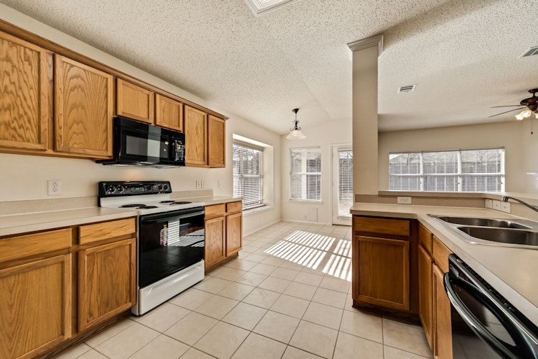 Photo 8 of 27 - 8332 Orleans Ln, Fort Worth, TX 76123