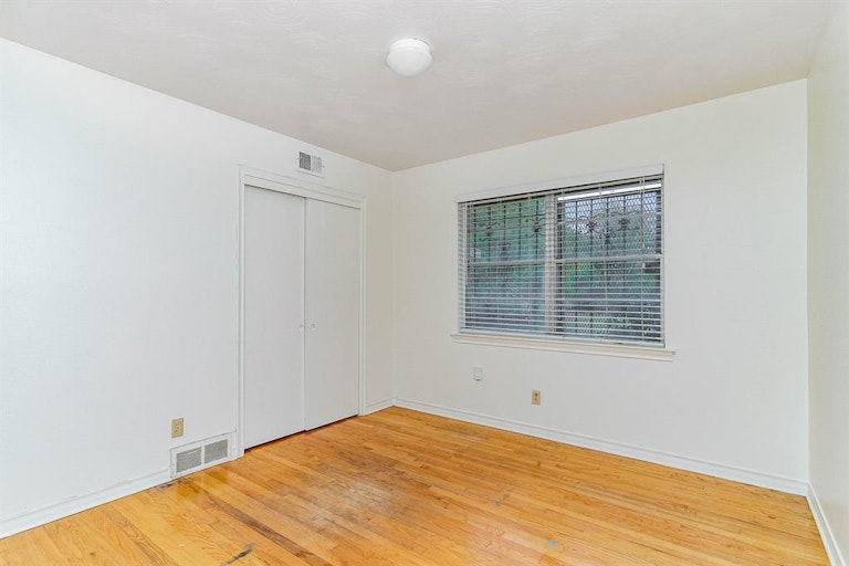Photo 15 of 24 - 1036 Oxbow Ln, Dallas, TX 75241