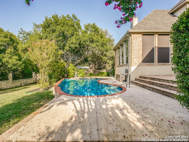 Photo 2 of 37 - 7503 Steeple Br, San Antonio, TX 78256