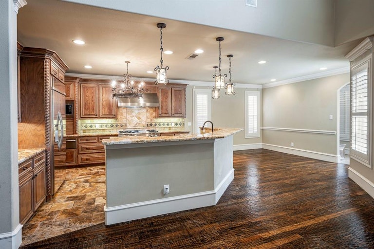 Photo 2 of 40 - 6624 Sondra Dr, Dallas, TX 75214