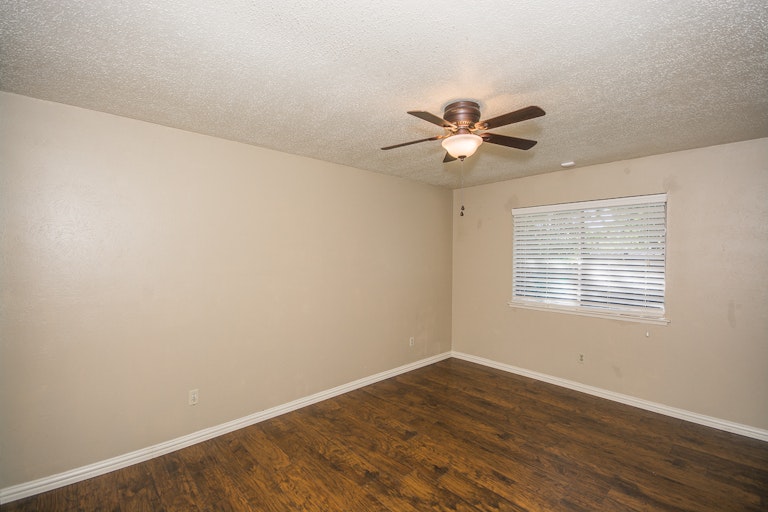 Photo 15 of 23 - 1718 Pebble Beach Dr, Lewisville, TX 75067