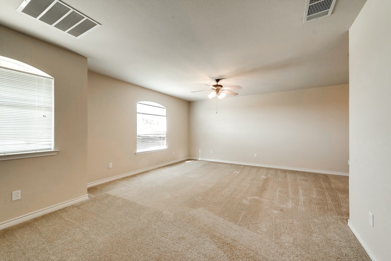 Photo 16 of 33 - 5209 Malibu St, Fort Worth, TX 76244