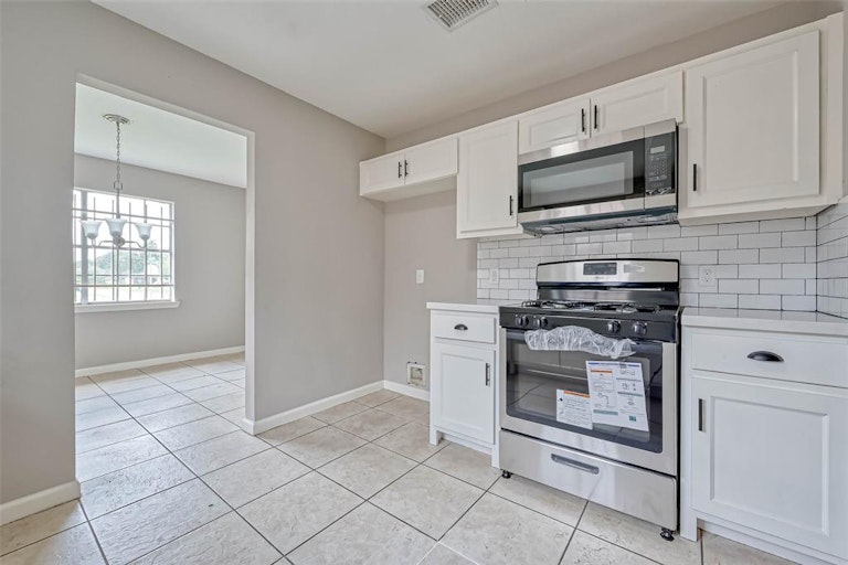 Photo 17 of 32 - 8638 Valley Flag Dr, Houston, TX 77078