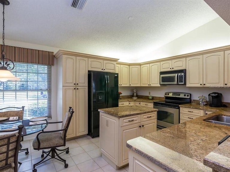 Photo 7 of 25 - 6079 Ravenwood Dr, Sarasota, FL 34243
