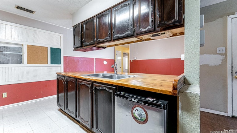 Photo 8 of 25 - 7323 Timber Ridge Dr, San Antonio, TX 78227