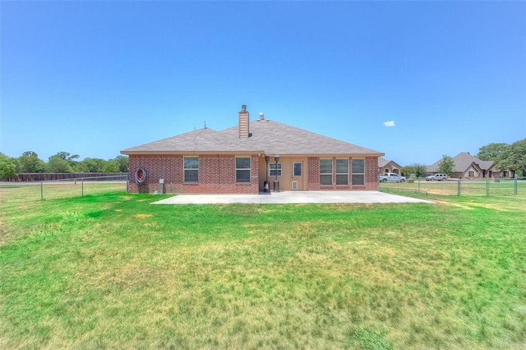Photo 33 of 38 - 116 Champions Way, Azle, TX 76020