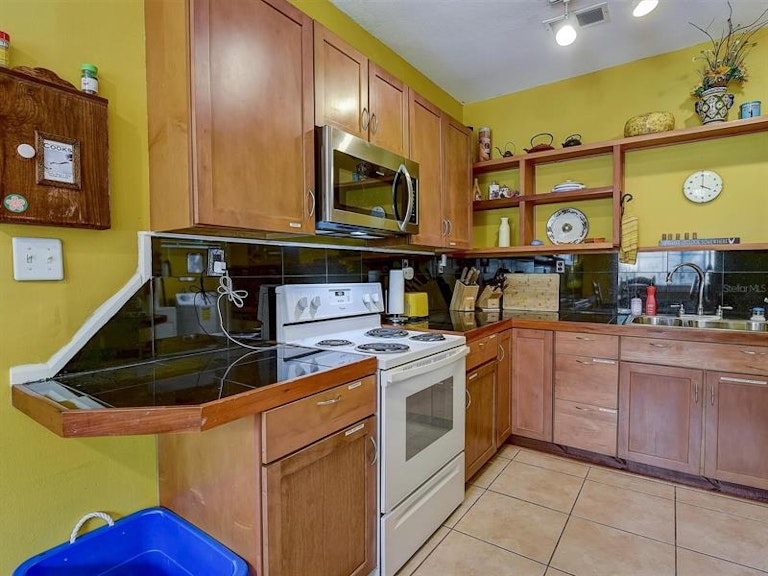 Photo 14 of 42 - 2010 Burlington Ave N, Saint Petersburg, FL 33713