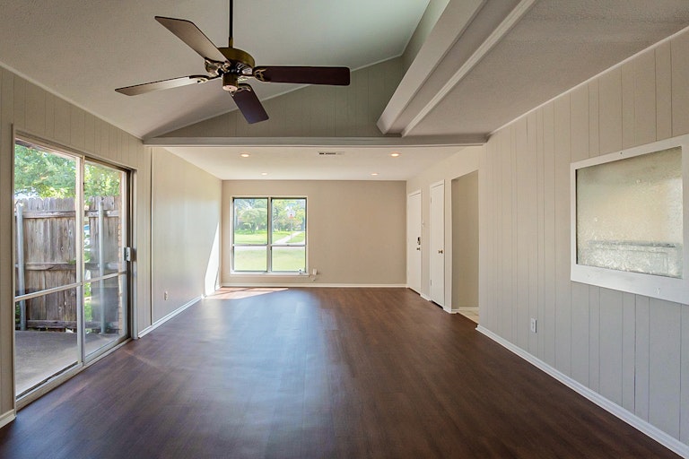 Photo 5 of 21 - 2717 Cantrell St, Irving, TX 75062