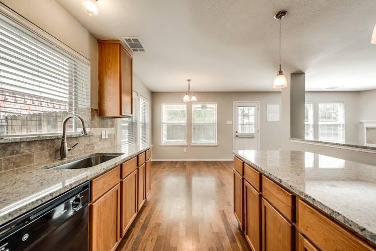 Photo 12 of 28 - 10141 Placid Dr, McKinney, TX 75072