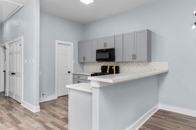 Photo 13 of 28 - 7321 Price St, Houston, TX 77088