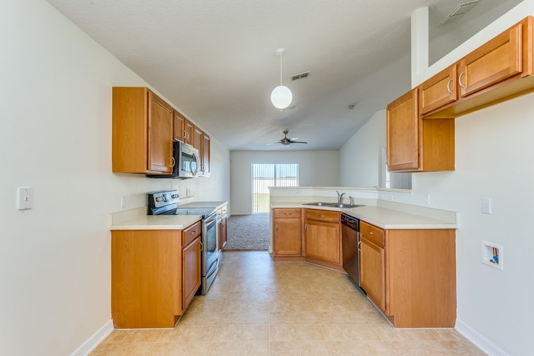 Photo 3 of 20 - 5527 Sycamore Canyon Dr, Kissimmee, FL 34758