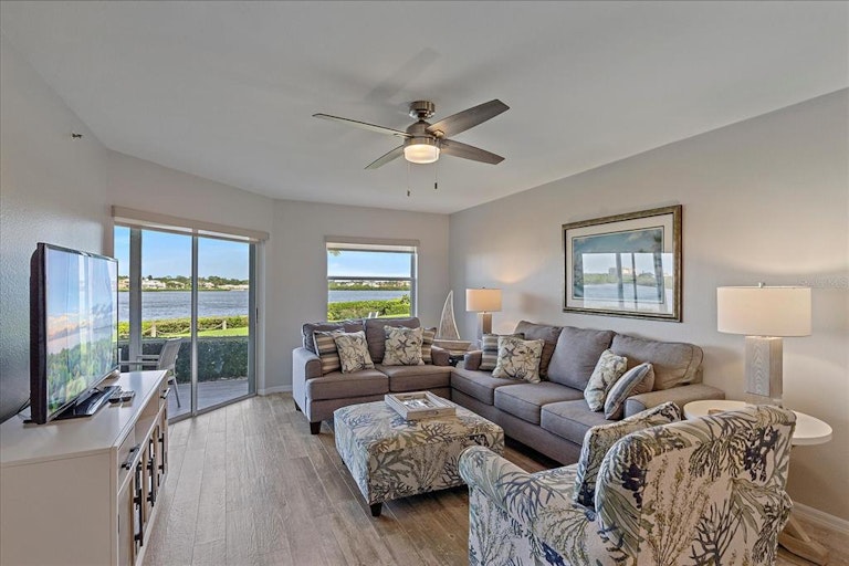 Photo 10 of 44 - 1360 Siesta Bayside Dr #1360-D, Sarasota, FL 34242