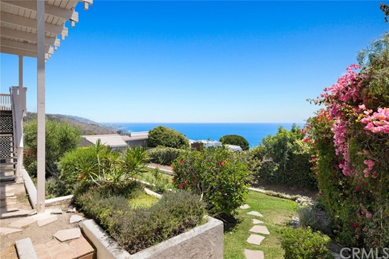 Photo 25 of 26 - 559 Alta Vista Way, Laguna Beach, CA 92651