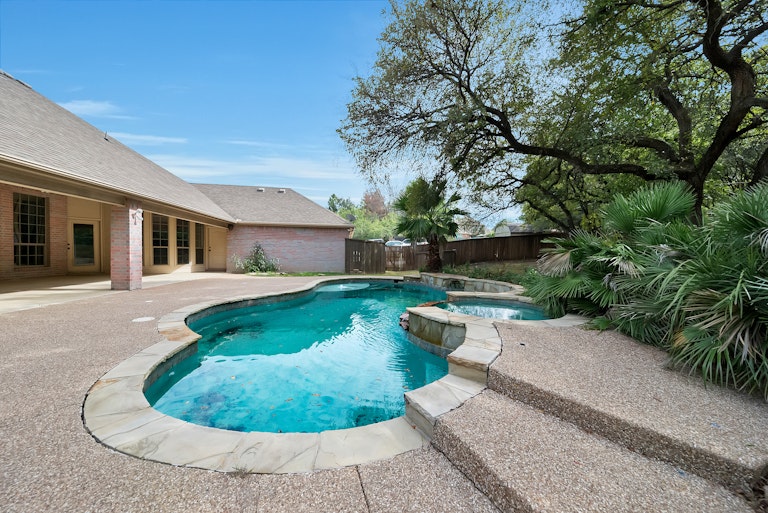 Photo 32 of 32 - 1105 NW Renfro St, Burleson, TX 76028