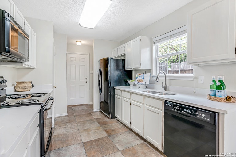 Photo 18 of 35 - 7418 Windbridge, San Antonio, TX 78250