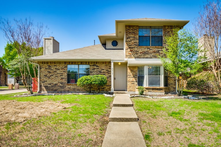 Photo 1 of 28 - 3917 Lois Cir, Rowlett, TX 75088