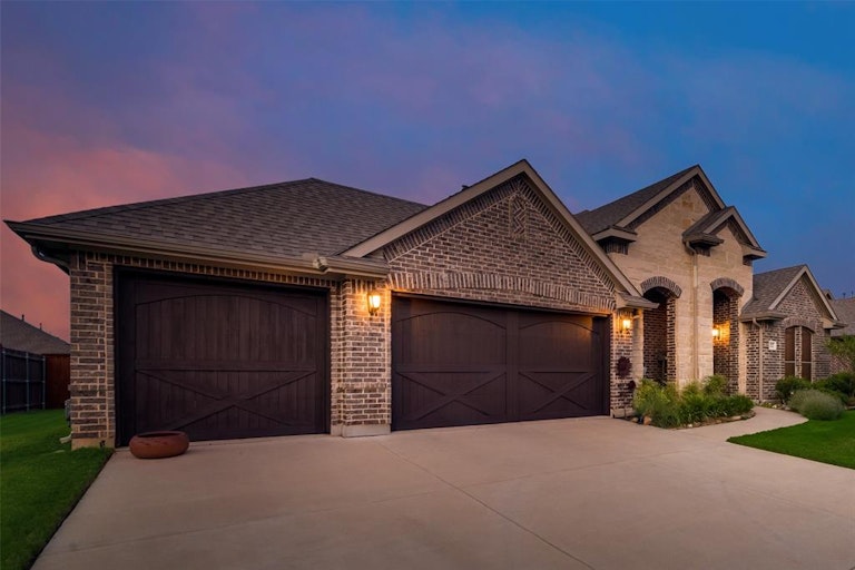 Photo 2 of 38 - 2222 Fallbrooke Dr, Grand Prairie, TX 75050