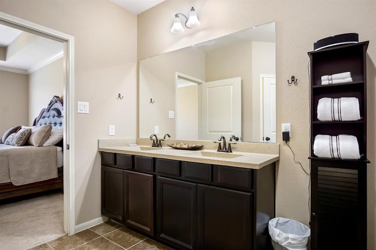 Photo 14 of 24 - 2018 Cadbury Castle Ln, Fresno, TX 77545