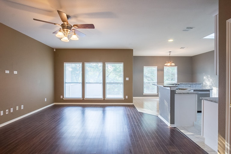 Photo 9 of 22 - 427 Willow Grove Dr, San Antonio, TX 78245