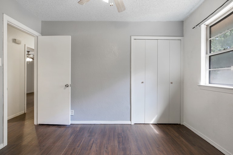 Photo 18 of 25 - 1241 King Dr, Bedford, TX 76022
