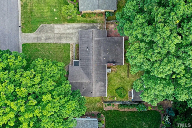 Photo 31 of 38 - 408 Chadwick Dr, Raleigh, NC 27609