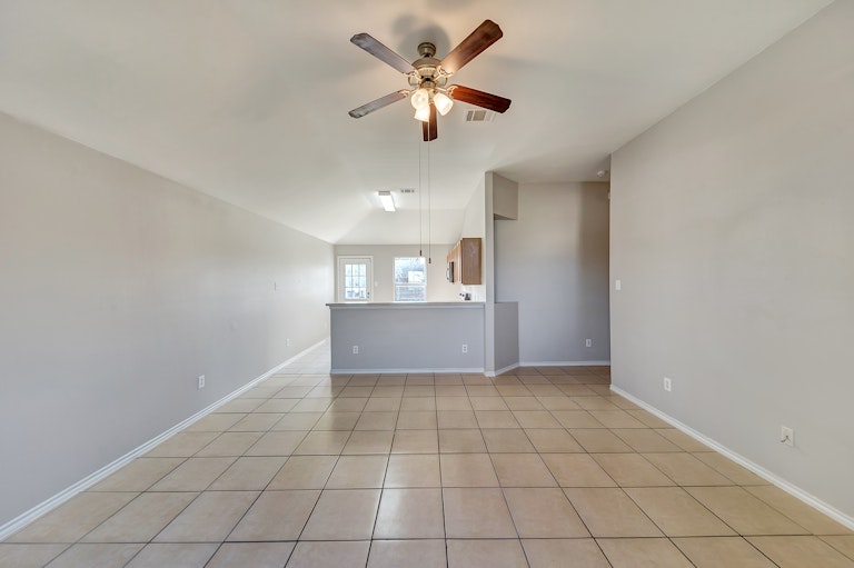 Photo 10 of 23 - 1143 Galicia Ln, Dallas, TX 75217