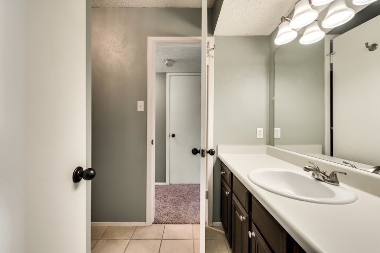 Photo 26 of 29 - 12830 Burninglog Ln, Dallas, TX 75243