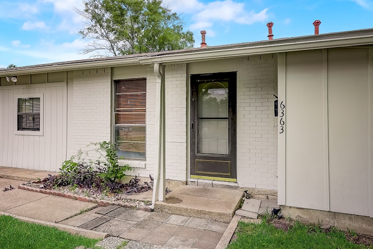Photo 6 of 36 - 6363 Godfrey Ave, Dallas, TX 75217