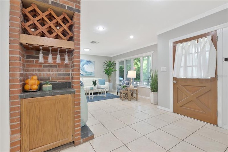 Photo 6 of 52 - 2302 S Arrawana Ave, Tampa, FL 33629