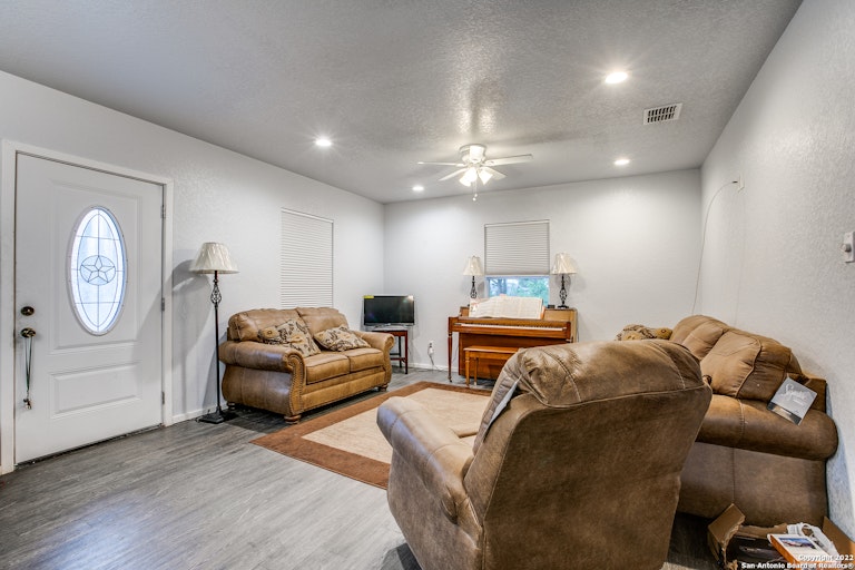 Photo 5 of 21 - 451 Ferris Ave, San Antonio, TX 78220