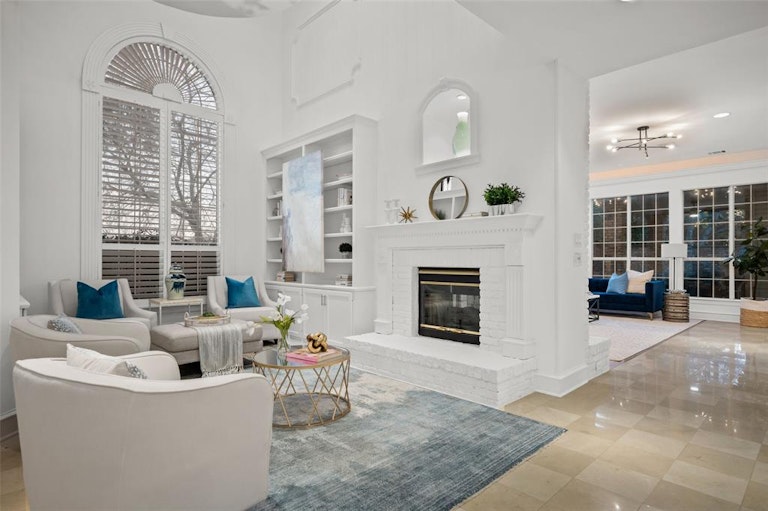 Photo 7 of 35 - 13703 Creekside Pl, Dallas, TX 75240