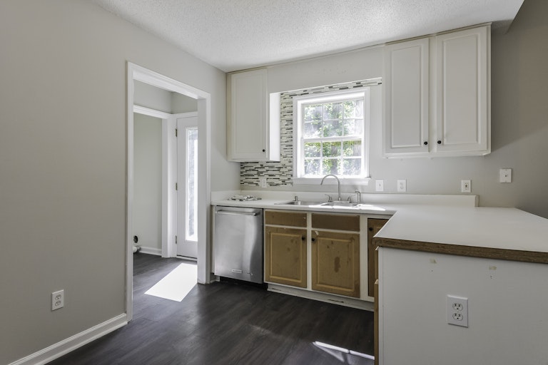 Photo 12 of 24 - 6925 Longridge Dr, Raleigh, NC 27603