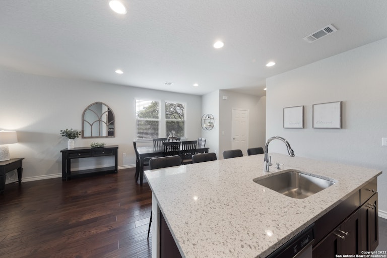 Photo 7 of 26 - 5503 Burr Blf, San Antonio, TX 78266