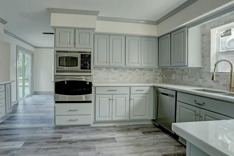 Photo 15 of 27 - 7919 Fairdale Ln, Houston, TX 77063