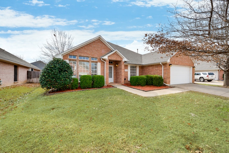 Photo 1 of 29 - 3954 Wisteria Ln, Haltom City, TX 76137