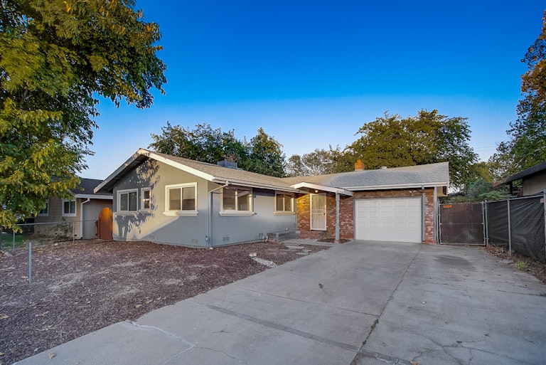 Photo 1 of 32 - 8146 Lichen Dr, Citrus Heights, CA 95621
