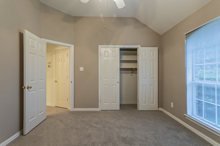 Photo 15 of 28 - 124 Hummingbird Ln, Justin, TX 76247