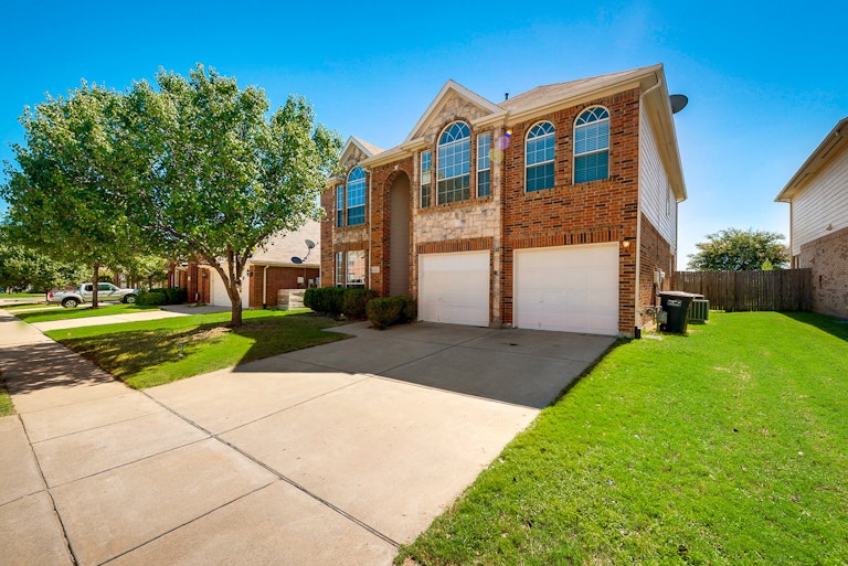 Photo 2 of 31 - 4412 Vista Meadows Dr, Fort Worth, TX 76244