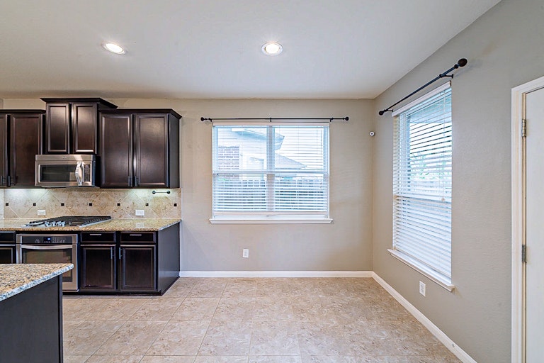 Photo 11 of 35 - 18226 Russett Green Dr, Tomball, TX 77377