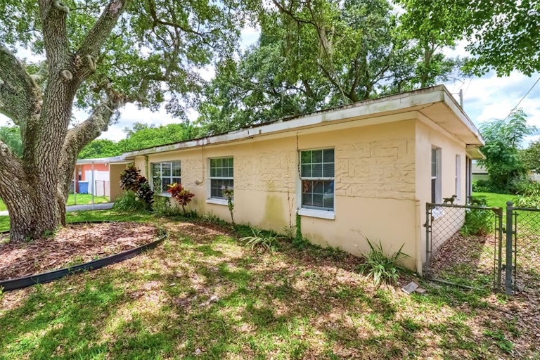 Photo 4 of 29 - 4016 Waring Dr, Tampa, FL 33610