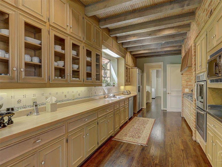 Photo 15 of 31 - 17316 Club Hill Ln, Dallas, TX 75248