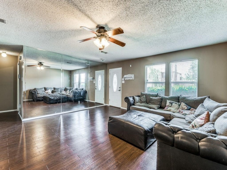 Photo 4 of 23 - 5309 Kingslink Cir, Fort Worth, TX 76135