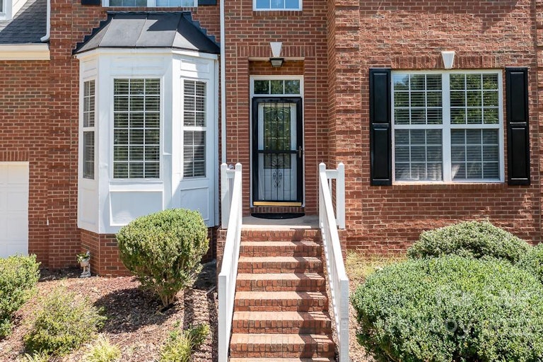 Photo 9 of 37 - 14200 Queens Carriage Pl, Charlotte, NC 28278