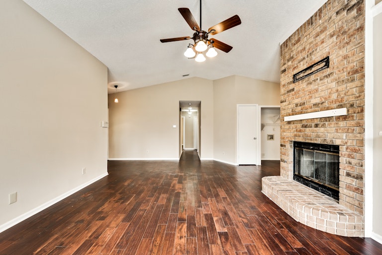 Photo 10 of 25 - 2705 Fountainview Dr, Corinth, TX 76210