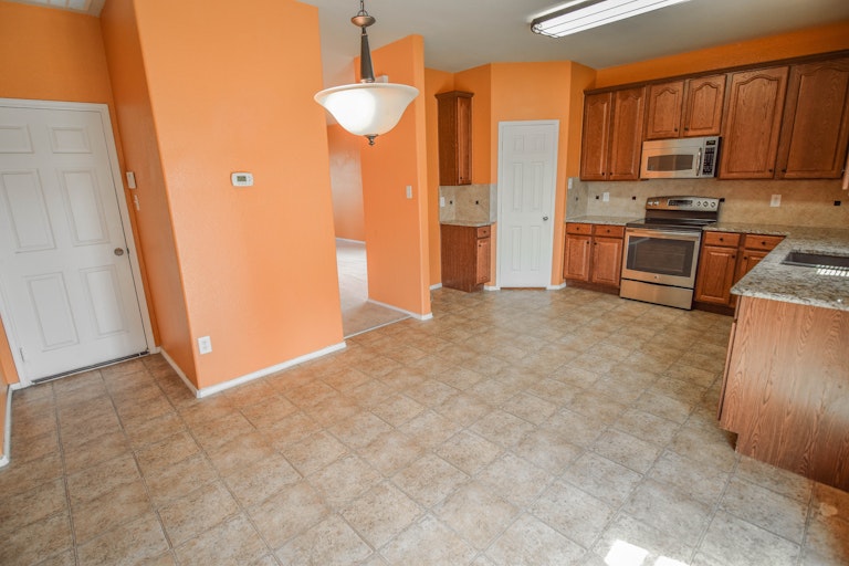 Photo 14 of 37 - 1701 Grassy View Dr, Fort Worth, TX 76131