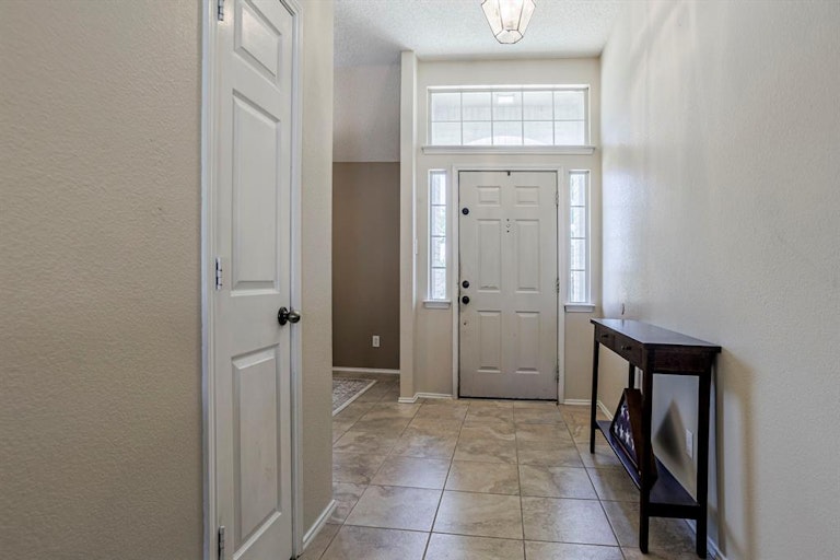 Photo 4 of 26 - 915 Felicia Ln, Arlington, TX 76017