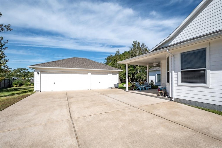 Photo 40 of 50 - 13215 Windy Oaks St, Beach City, TX 77523
