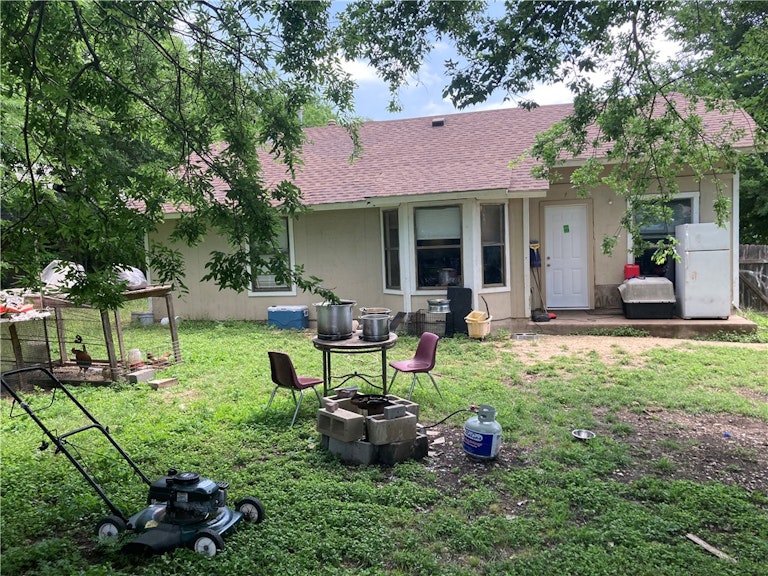 Photo 4 of 14 - 7001 Kildare Cv, Austin, TX 78724