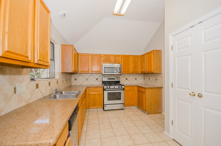 Photo 10 of 29 - 6205 Sasaki Way, Garland, TX 75043