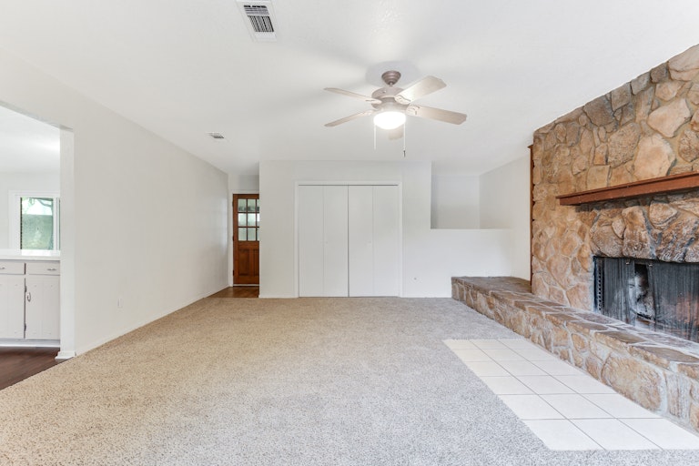 Photo 5 of 27 - 405 Rambling Ln, Euless, TX 76039